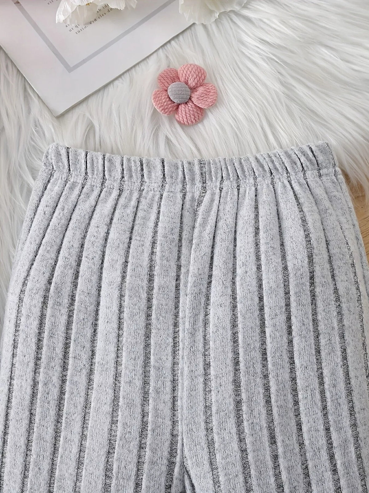 Elastic waistband on gray ribbed pants