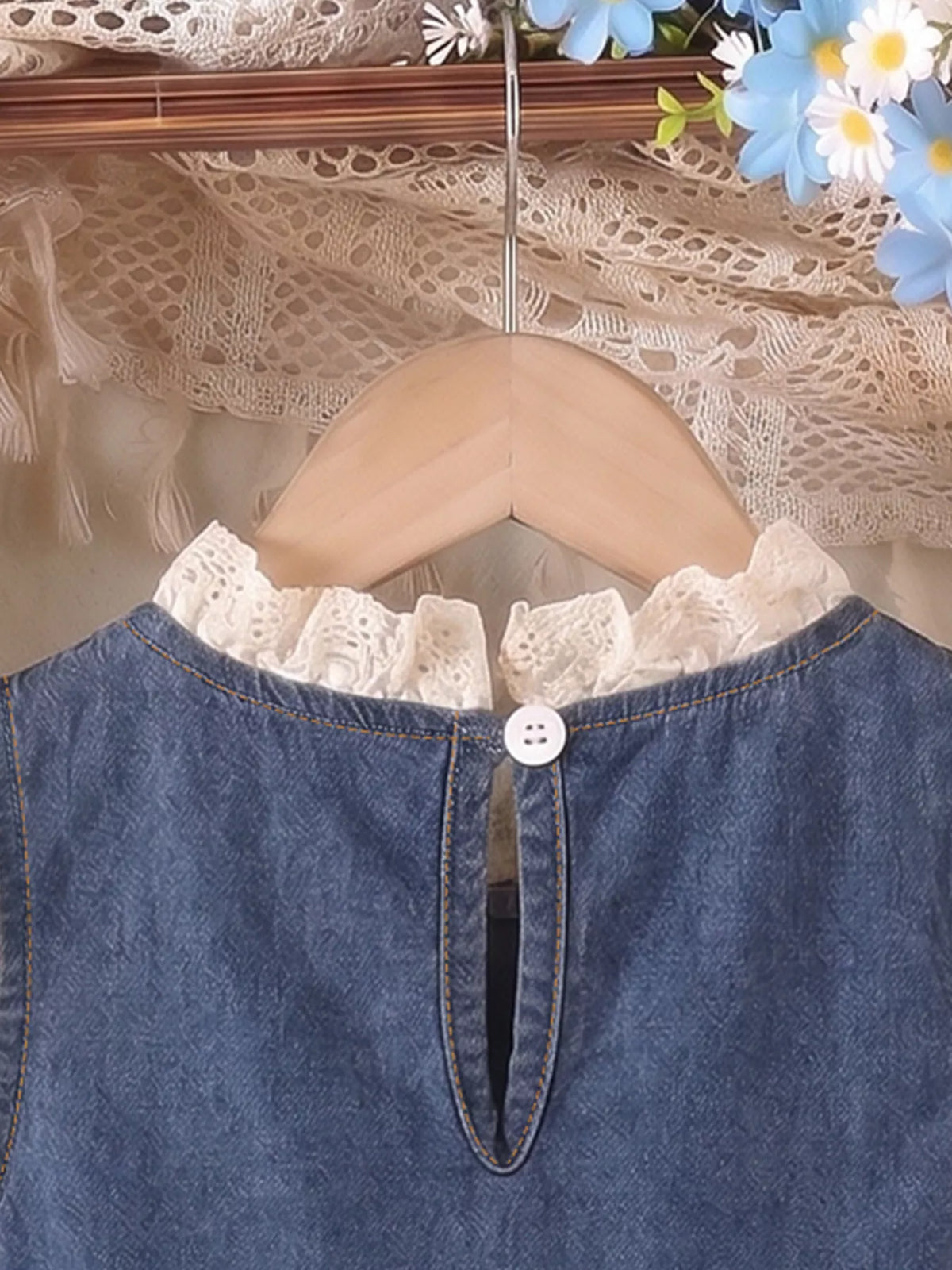 Back keyhole button closure and lace collar trim