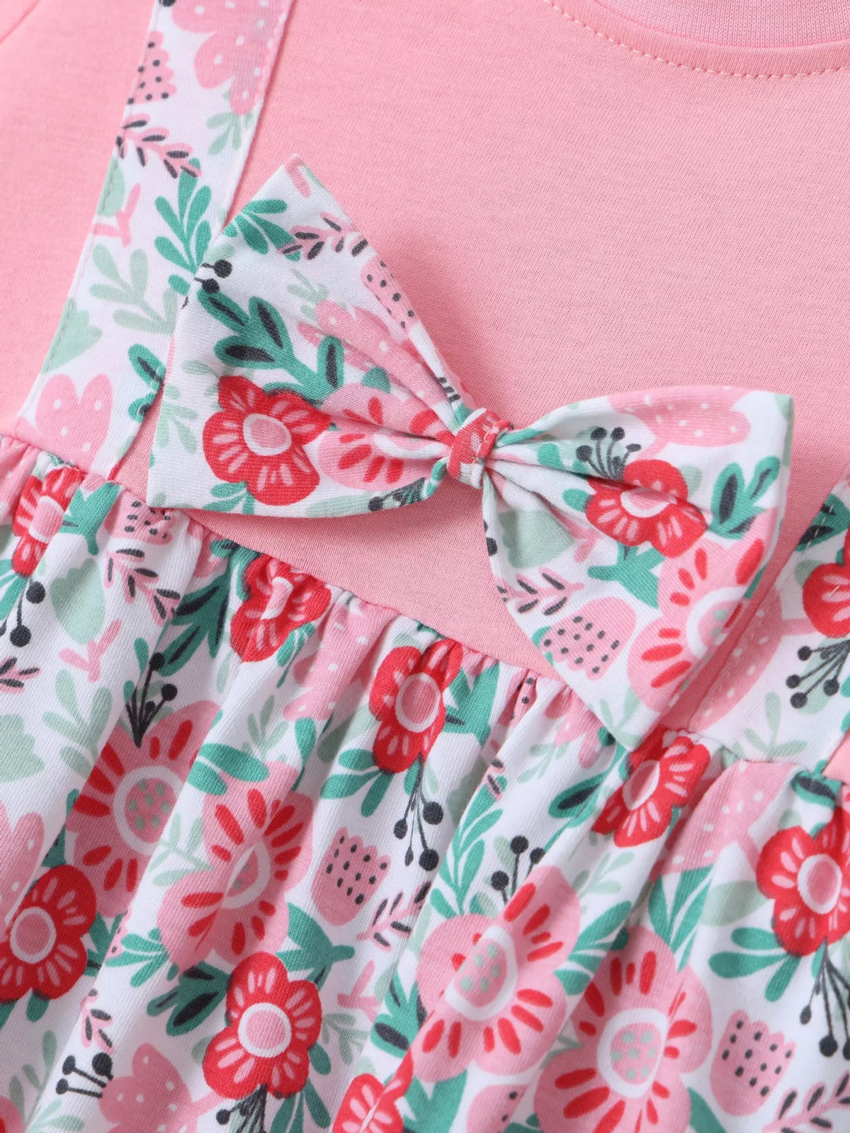 Floral bow at the pink bodice waist