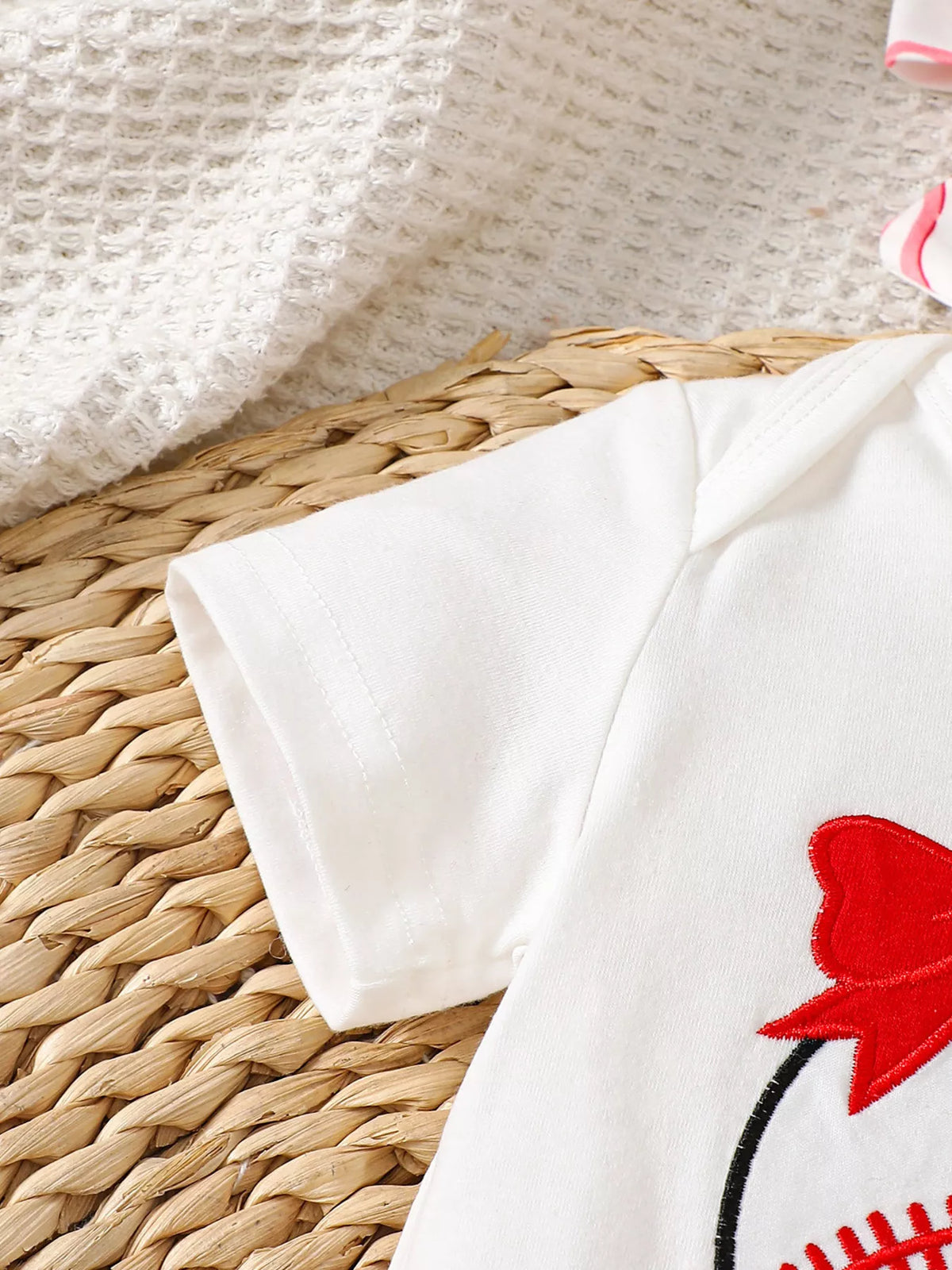 White short sleeve and shoulder seam