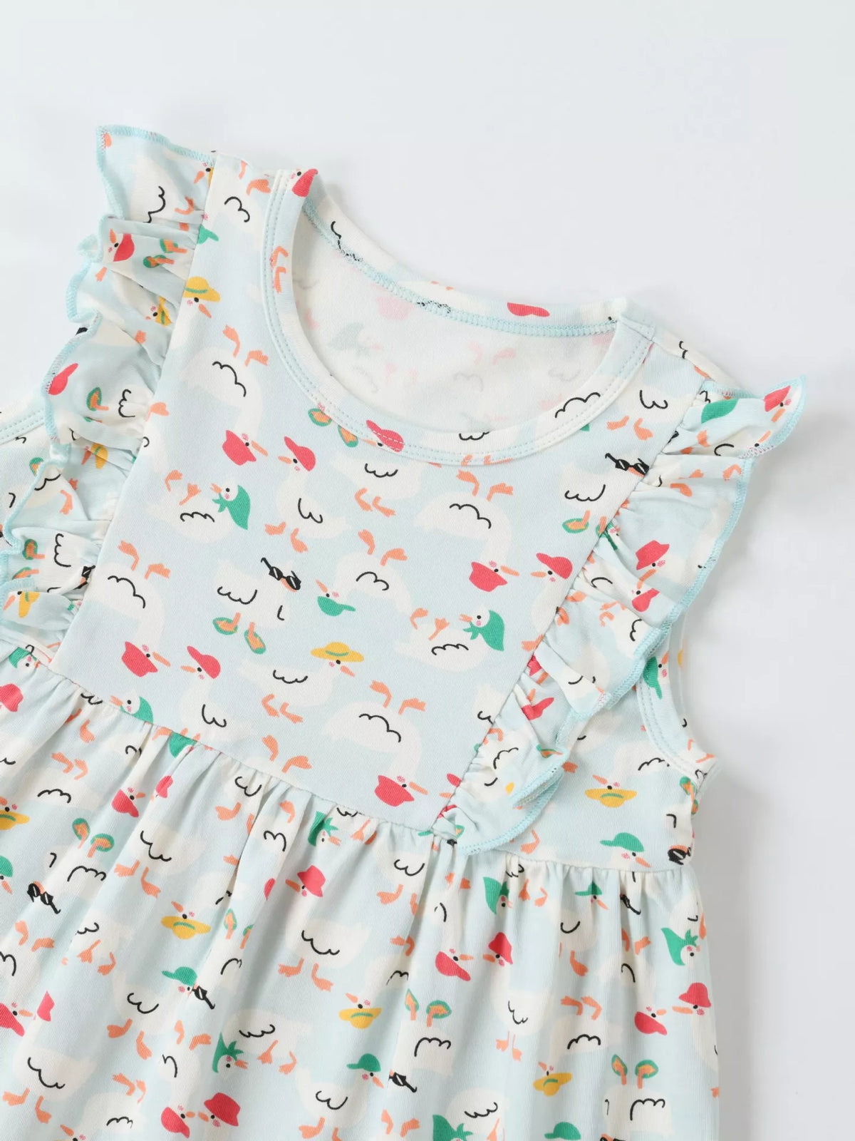 Round neckline and printed shoulder ruffles