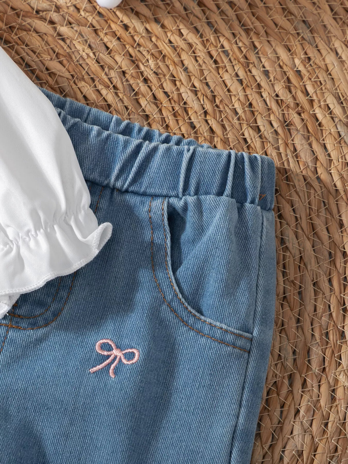 Elastic denim waistband and curved pocket