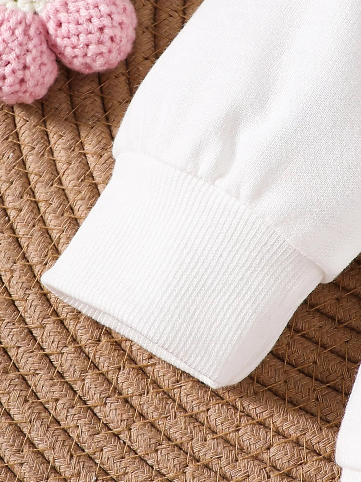 White ribbed sleeve cuff