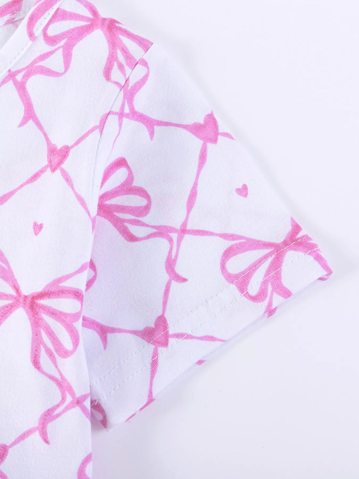 Pink bow pattern on the short sleeve