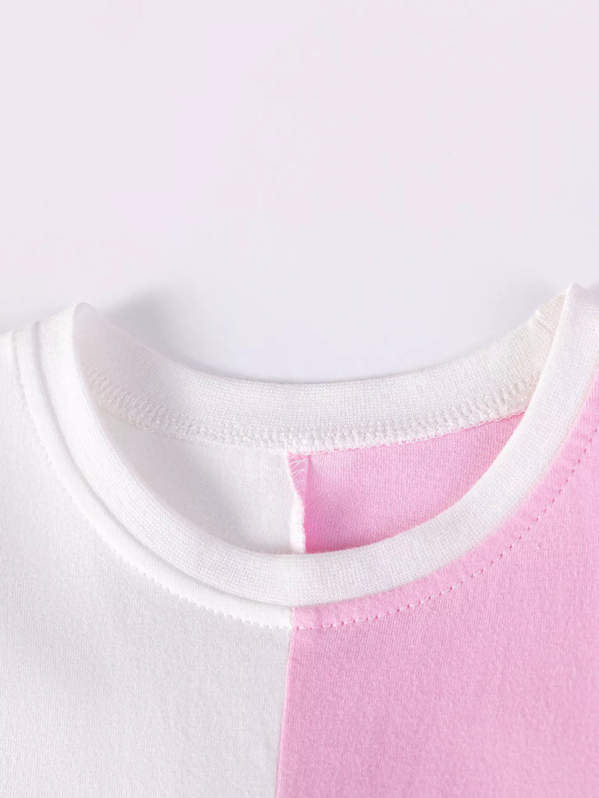 White round neckline at the color-block seam
