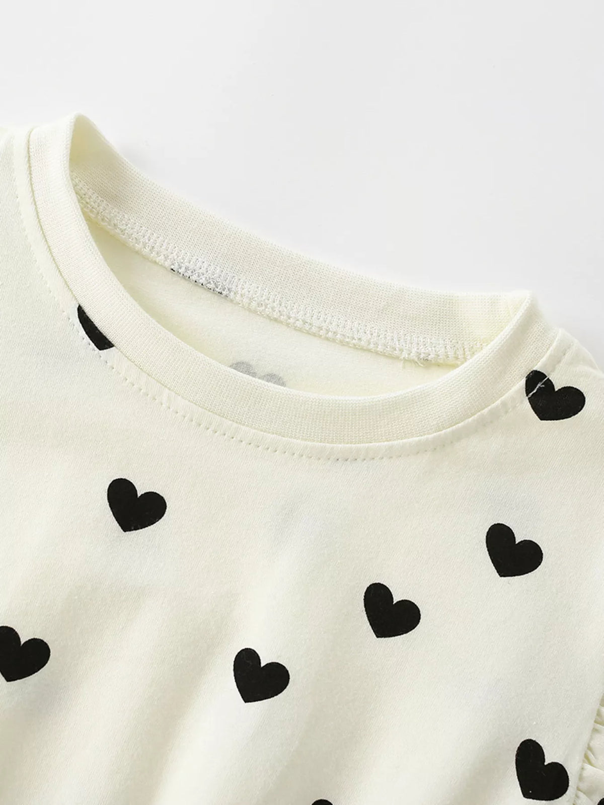 Round neckline and black heart print
