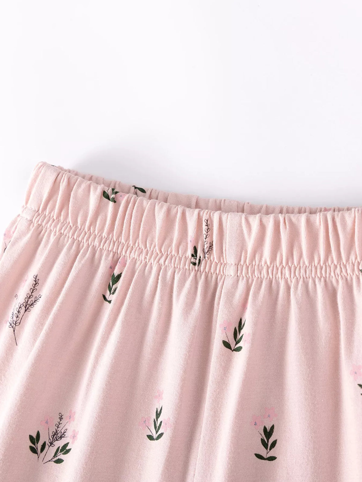 Elastic waistband on peach small-print shorts