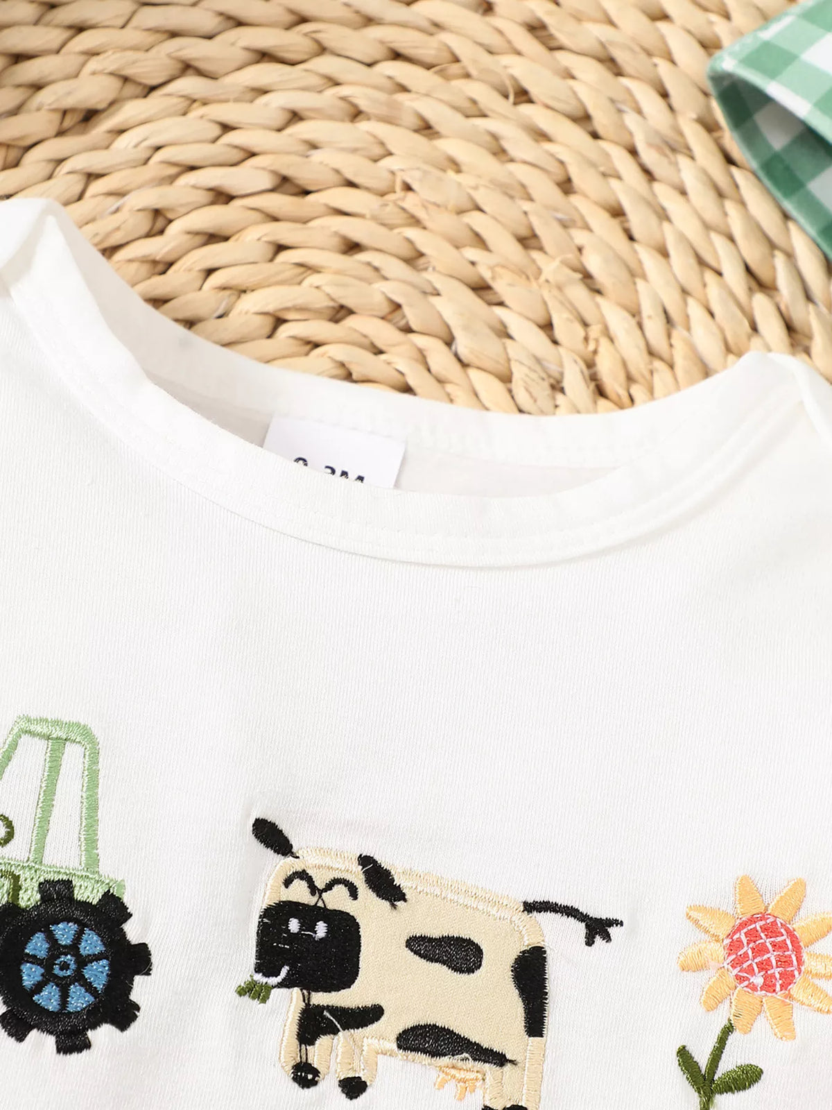 White round neckline and farm motifs