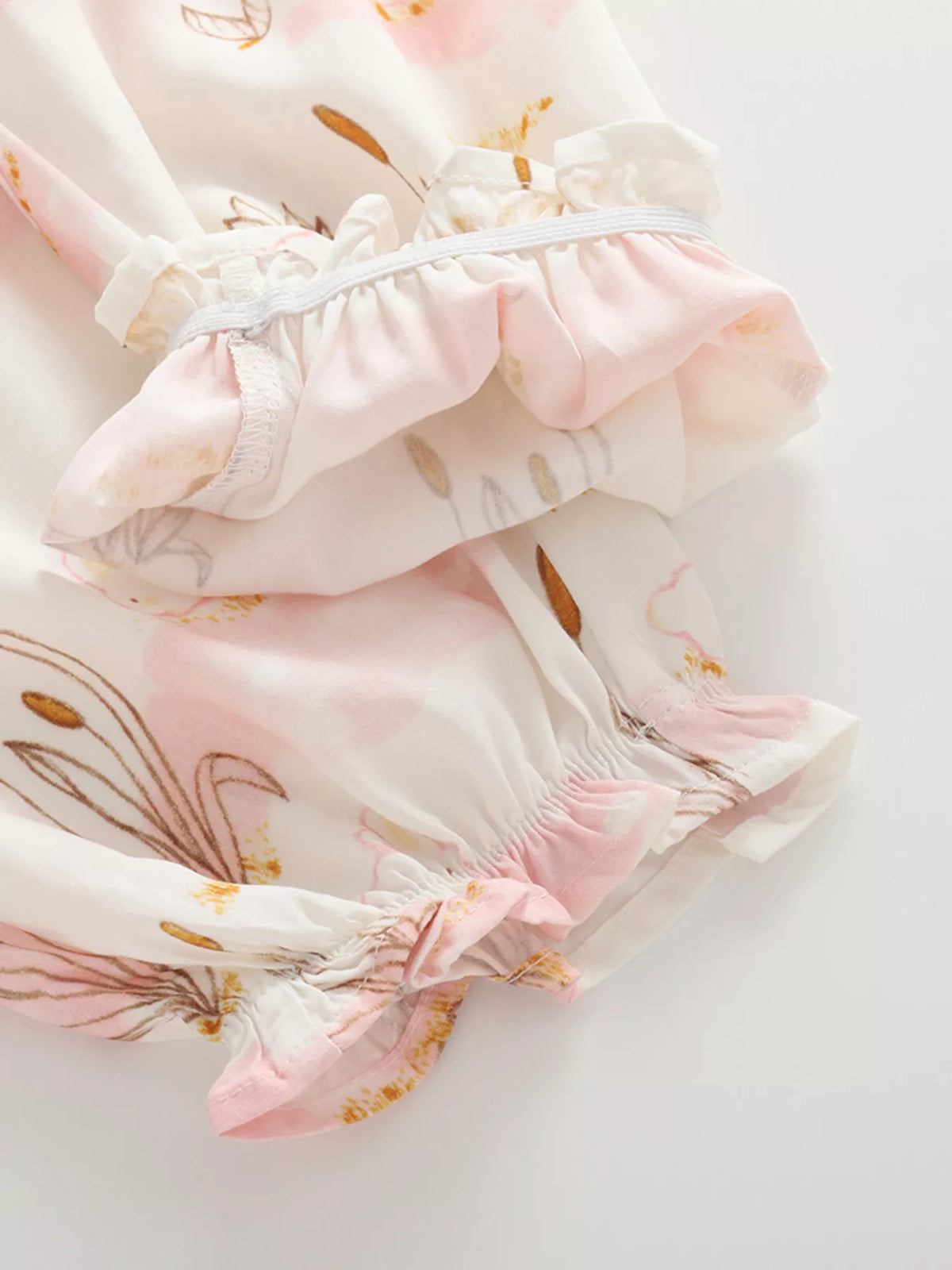 Gathered cuffs on the pale printed pants
