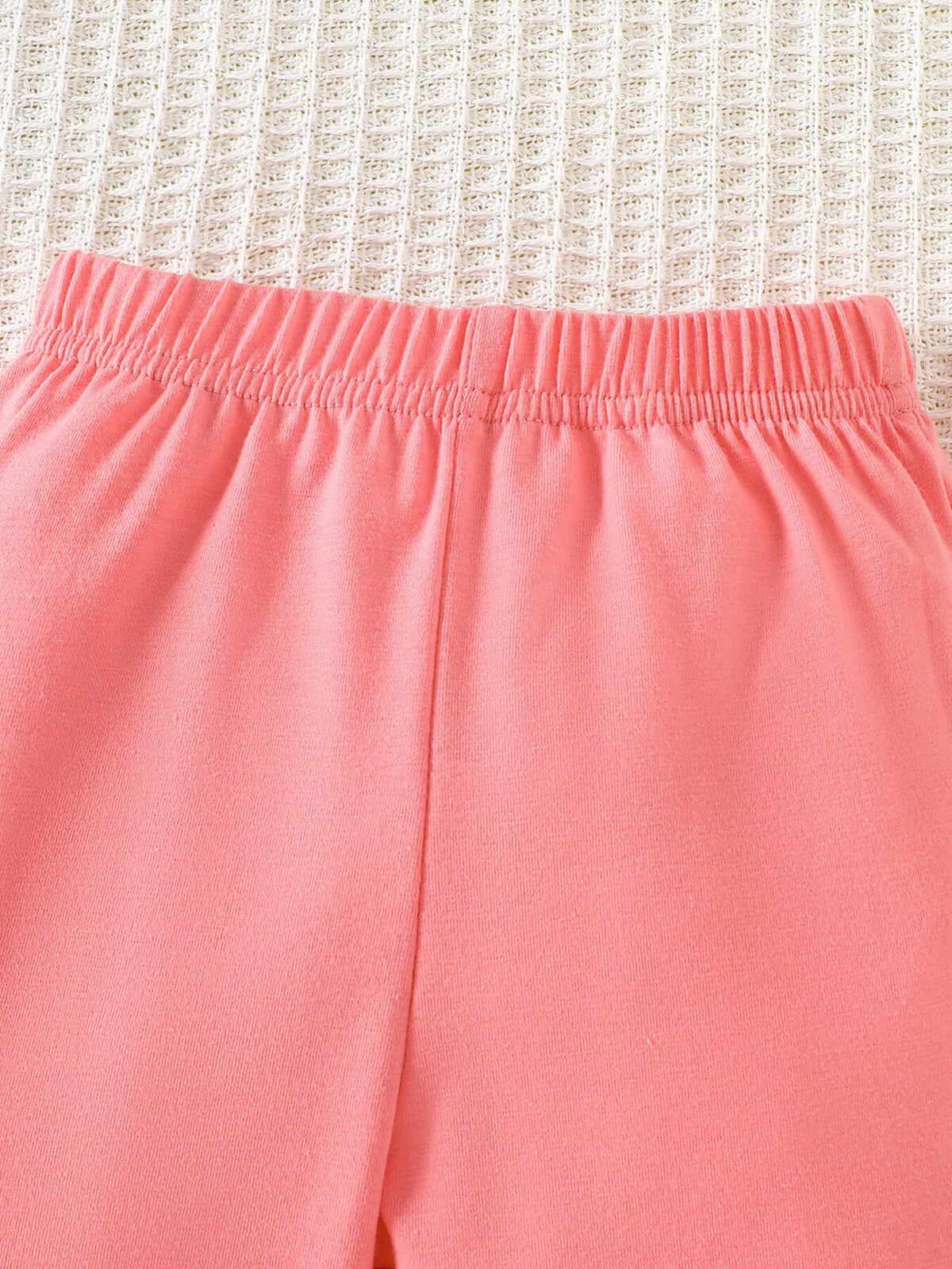 Elastic waistband on pink pants