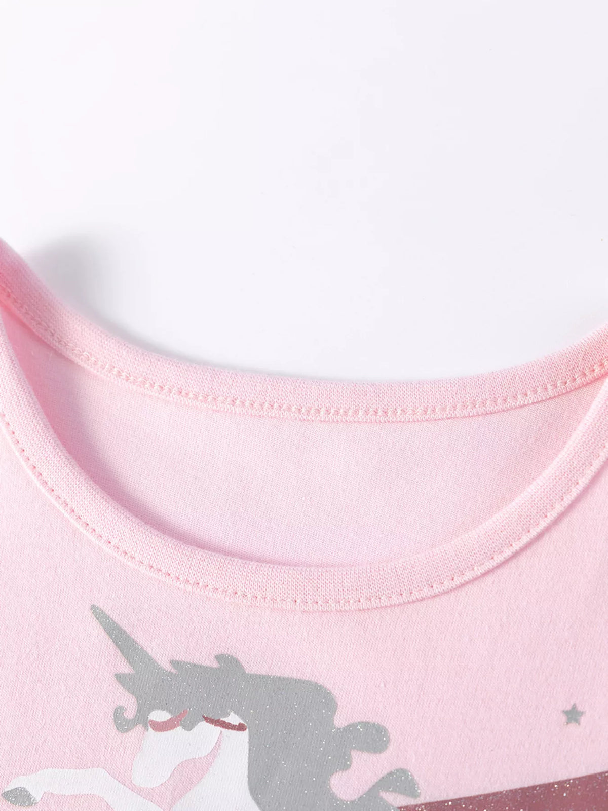 Pink round neckline and unicorn motif