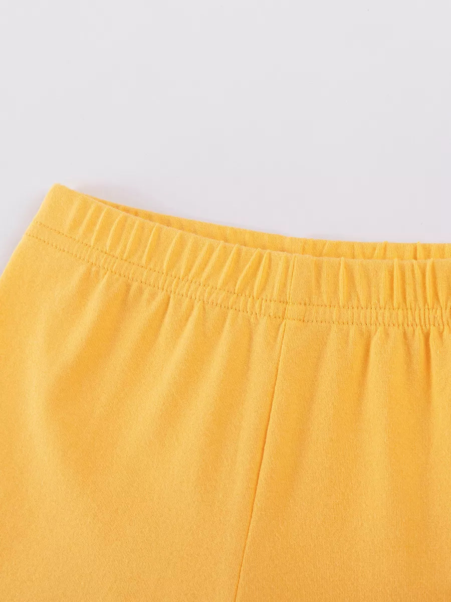 Elastic waistband on yellow shorts