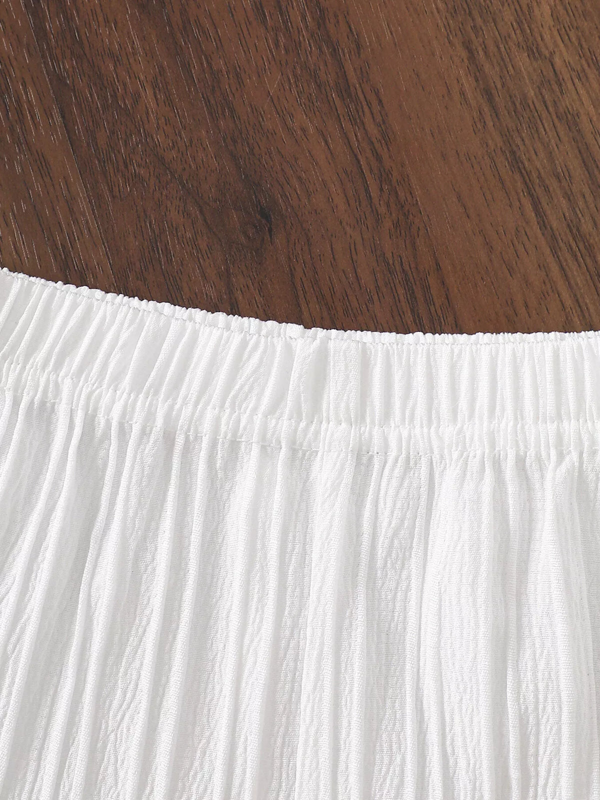 Elastic waistband on white pants