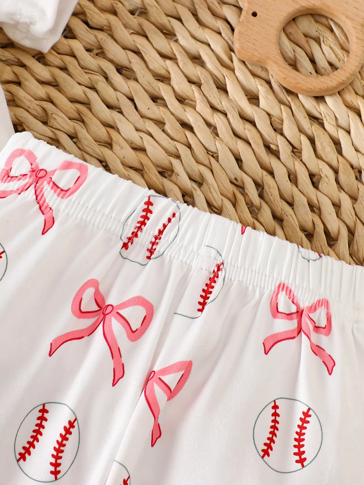 Elastic waistband on the printed pants