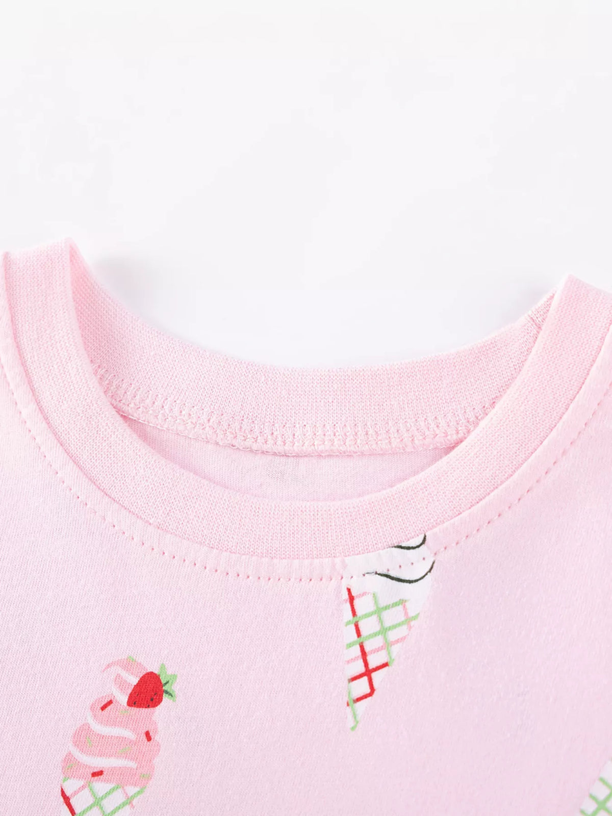 Pink round neckline and ice-cream motifs