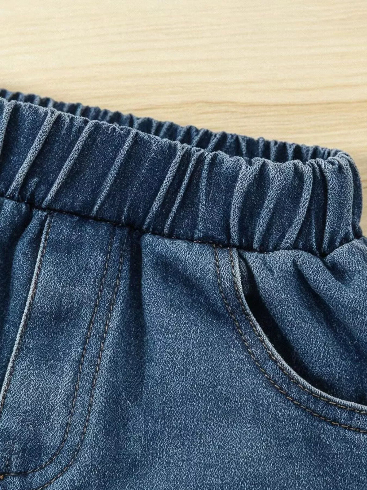 Elastic waistband and side pocket on denim shorts