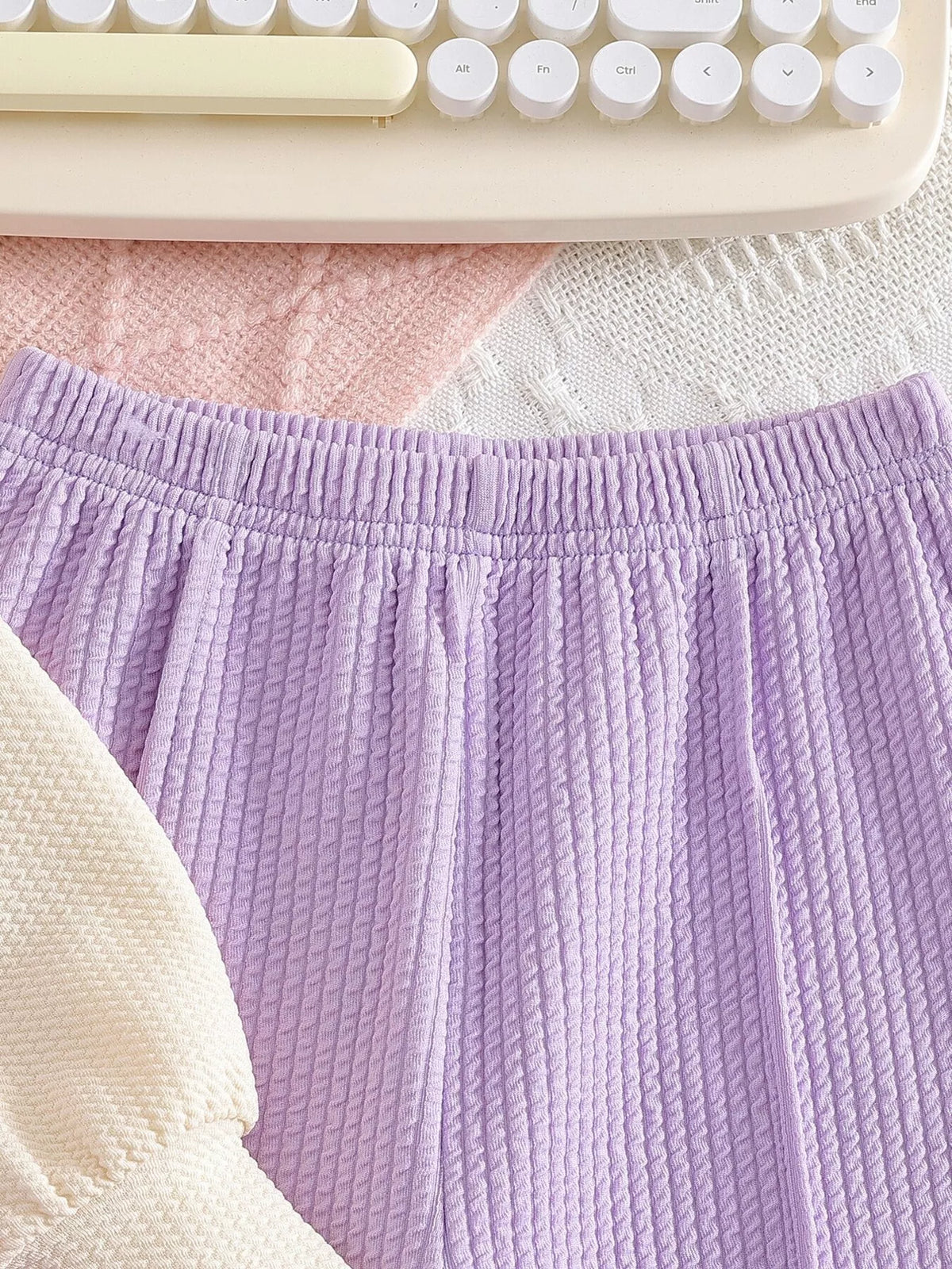 Elastic waistband on lavender textured pants