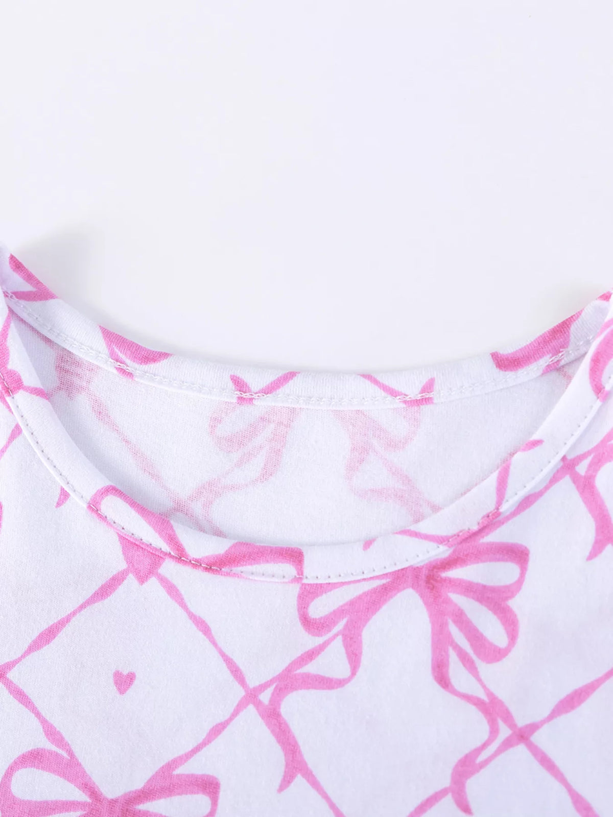 White round neckline with pink bow print