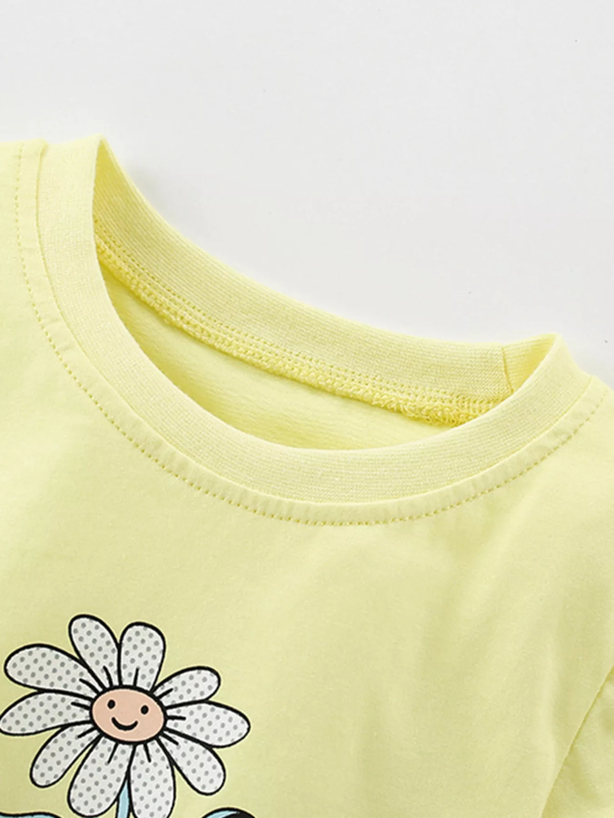 Yellow daisy graphic shirt — round neckline