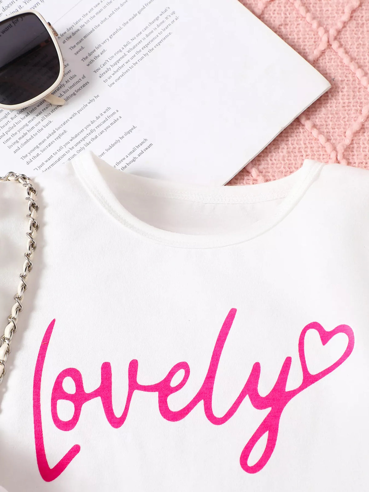 White round neckline and pink Lovely lettering