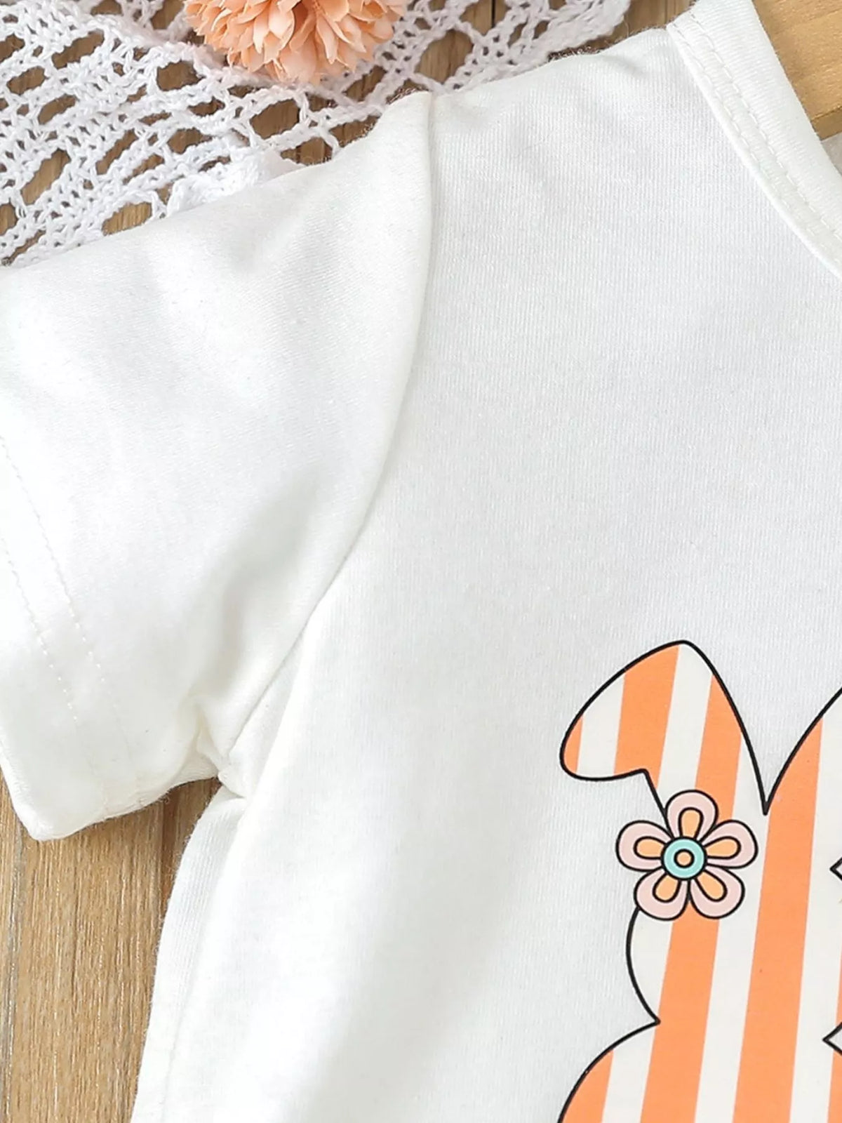White short sleeve and stitched hem