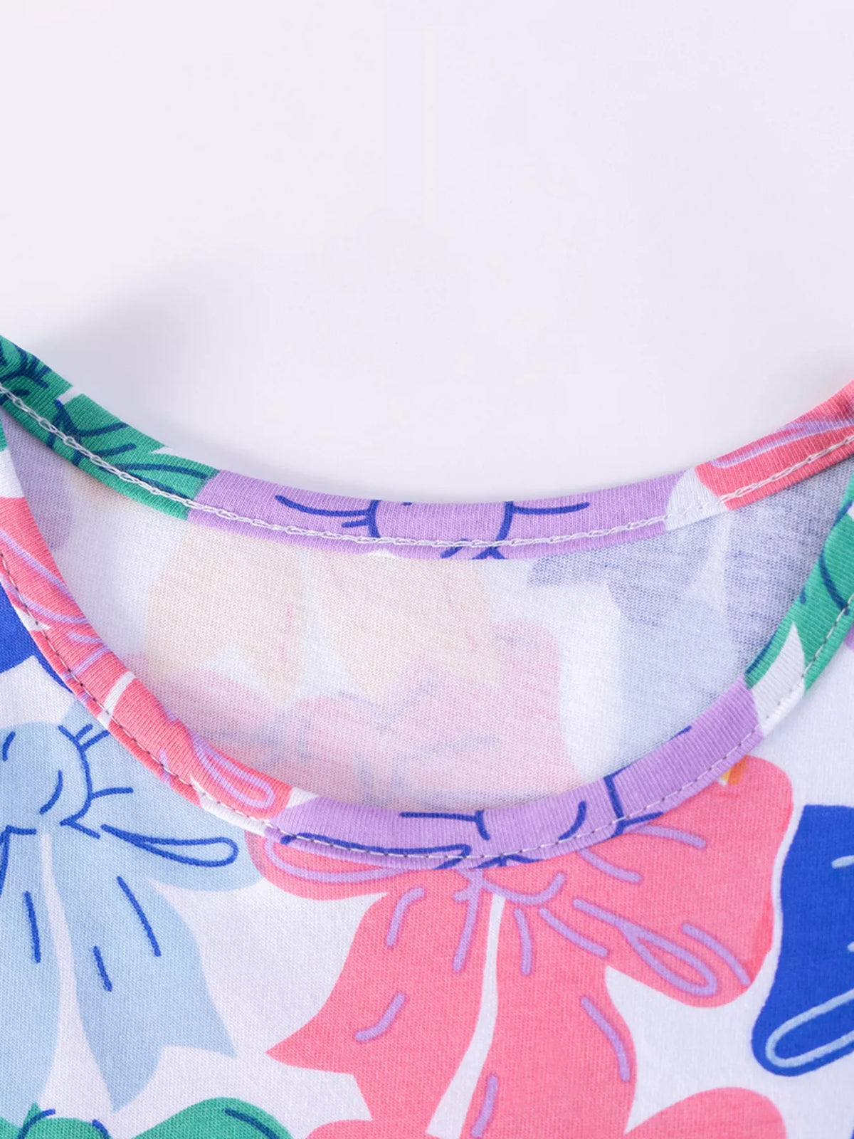 Round neckline with colorful bow print