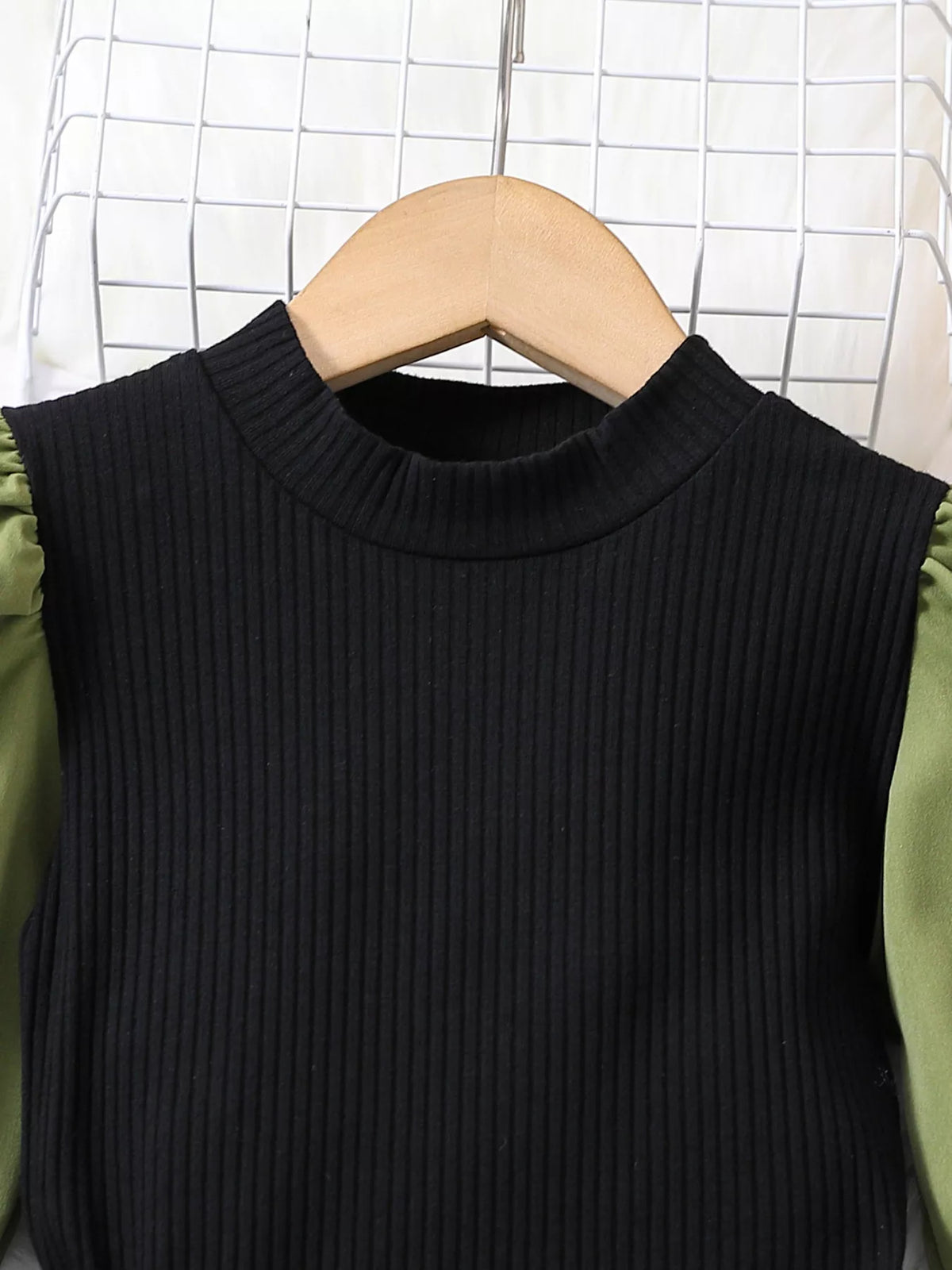 Black ribbed round neckline