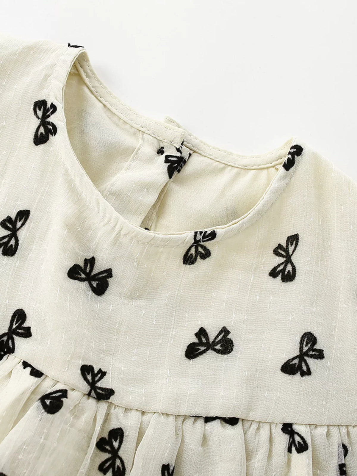 Round neckline and black bow print