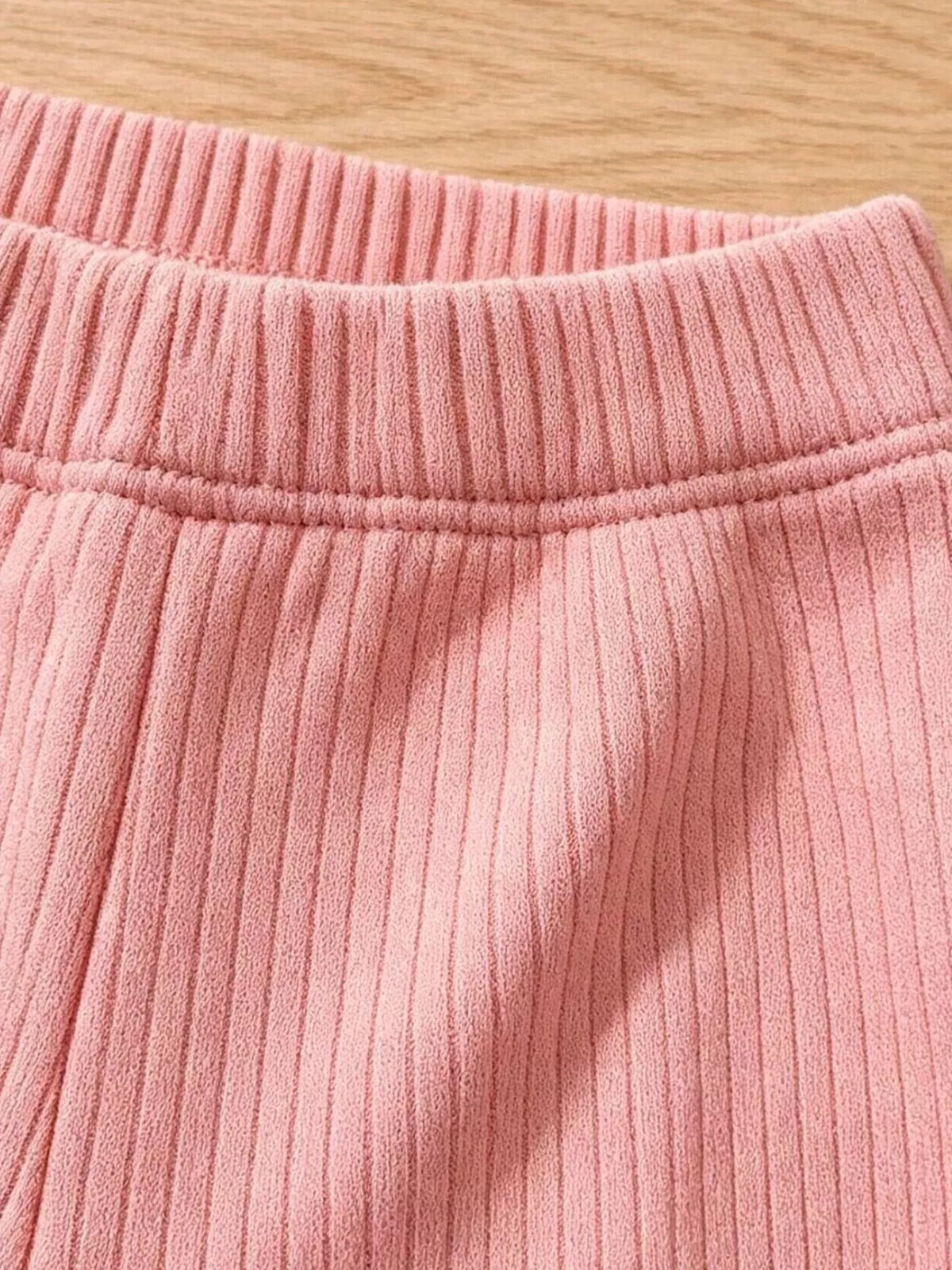 Elastic waistband on pink ribbed pants